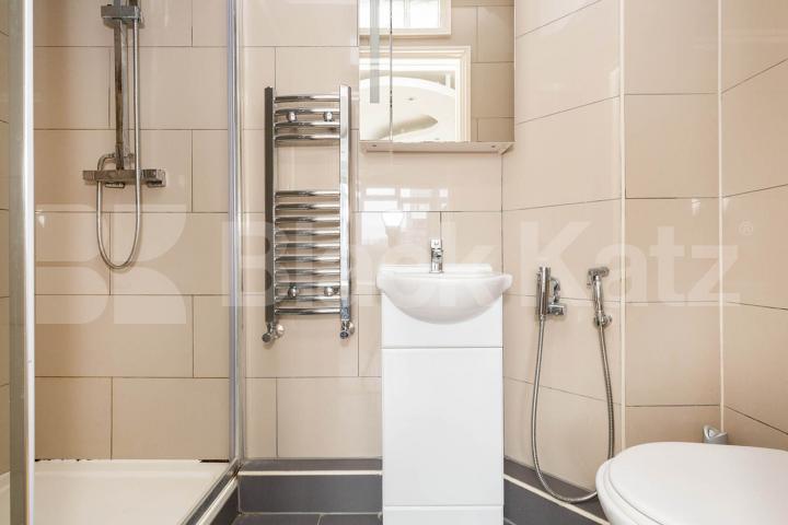 Split level 4 bedroom 2 bedroom property located in Hoxton Weymouth Terrace , Hoxton